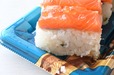 【角上魚類「佐渡サーモンづくし」】刻んだ大葉といりごまが混ぜ込まれた甘めの酢が効いた酢飯