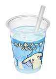 【ファミマ×ぽこ あ ポケモン】「ラムネソーダフラッペ」360円／ゲームで登場するメタモン（ラプラスへんしん）と、ピカチュウ（うすいろ）をパッケージにデザインしたラムネソーダ味のフラッペ