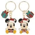 キーチェーンセット 1,600円｜東京ディズニーリゾート「ディズニー・クリスマス」スペシャルグッズ｜販売店舗：東京ディズニーランド「ディズニー＆カンパニー」、東京ディズニーシー「ガッレーリア・ディズニー」｜発売日：2026年11月10日(火)