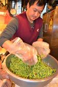 豪快に枝豆を混ぜる台北・環南市場の商人。赤唐辛子は種も一緒に混ぜたほうが辛みが増す
