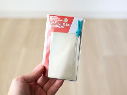ポケットサイズでもしっかり見える。薄くて割れにくいミラーが、外出先