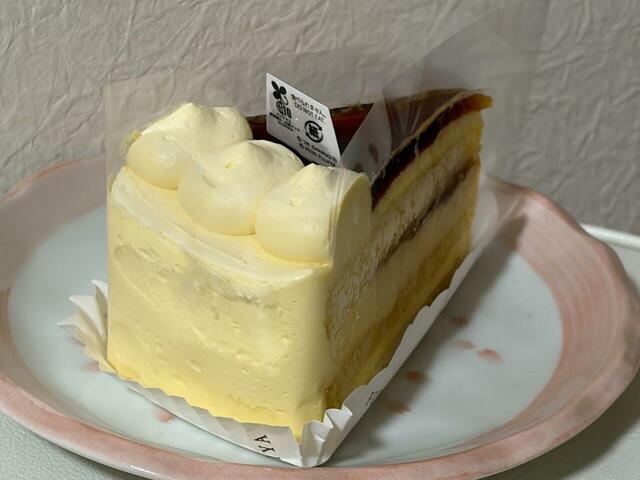 【不二家×ポムポムプリン ポムっと一息♪ペコちゃんとお祝いケーキ】薄い黄色のクリームはすべてプリン風味です