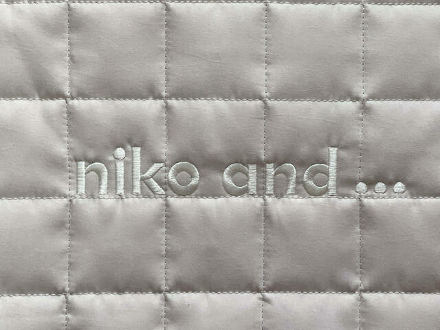 フロントにはバッグと同じカラーで刺繍されたニコロゴ入り♪