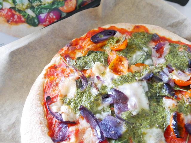 野菜、ペストソース、パルミジャーノ、レッジャーノのピッツア