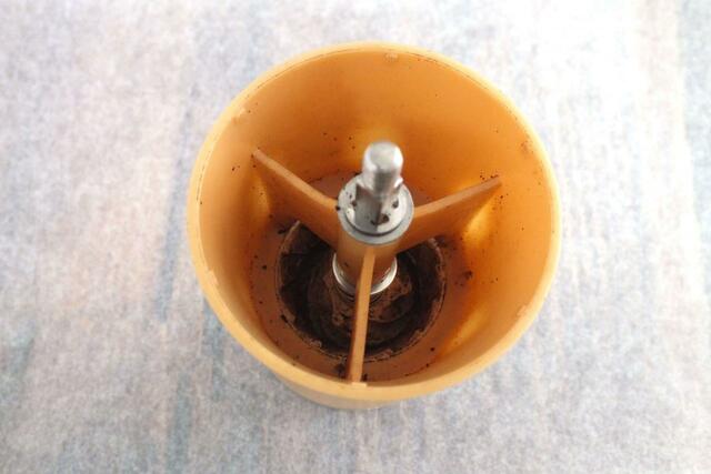 ホッパーの金属棒とバネ