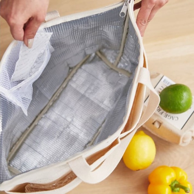 保冷効果のある素材&メッシュポケット