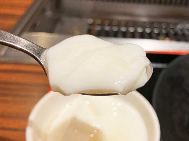 とろりん食感と優しい甘さが口に癒しを与えてくれる杏仁豆腐。隠れた絶品です。