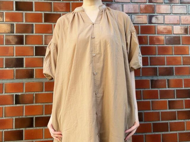 スキッパー襟ですっきり見えます