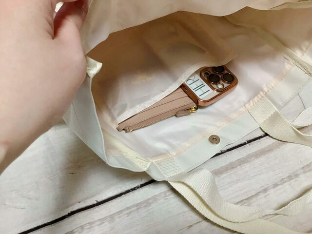 スマホやフラグメントケースは内側のポケットに入れるのがおすすめ♪