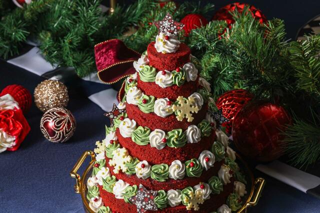 「アリスが飾るクリスマスツリー」<期間:2025年11月8日~12月28日>【不思議の国のアリスの世界観で楽しむスイーツビュッフェ♪ヒルトン福岡シーホークで『アリスのクリスマス晩餐会』開催】