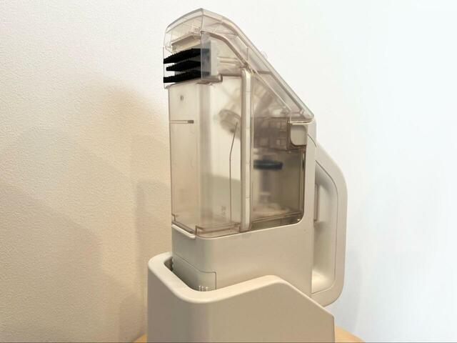 【アイリスオーヤマ ハンディリンサークリーナー】デザインがシンプルなので、充電中も空間にスッと馴染みます