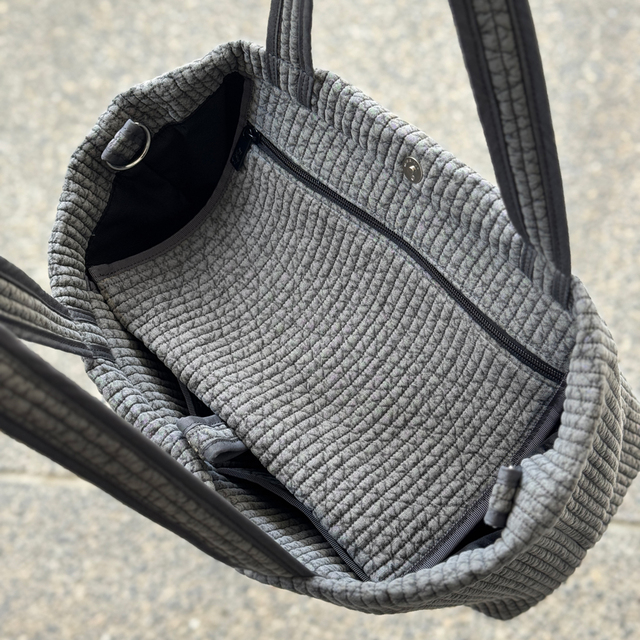 【familiar×ピオヌンナル第三弾／voyage】バッグ口はポケット下のボタンを留めることでフタのように閉じられ、中身がこぼれにくい工夫がされています◎