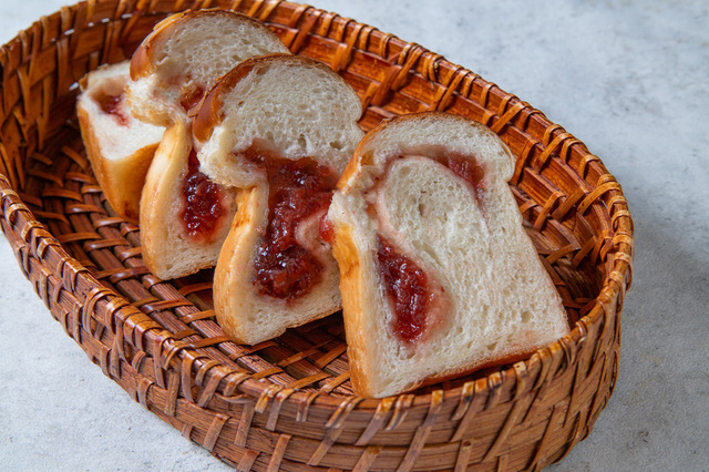 「ストロベリージャムパン」<期間:2025年12月〜>【【神戸】人気の「自家製パン食べ放題ランチ」に冬限定“いちごの自家製パン”が登場!】