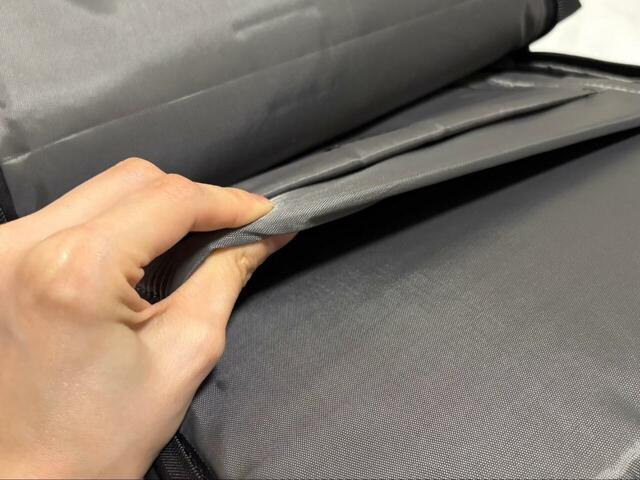 【3COINS  4パーテーション2WAYリュック／MENS】後ろ側にはクッション入りの仕切りが2つあり、ノートPCやマウスなどガジェット類も安心して収納できます！