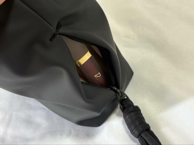 【adidas フェイバリット スモールバッグ】バッグの右側には縦型ポケット付きでリップグロスが2本ほど入るサイズ感。黒いストラップもアクセントになっています♪