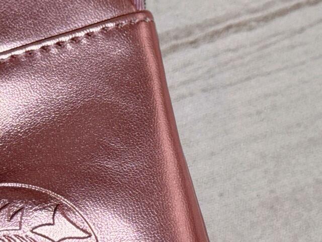 レザー調の生地にラメがキラキラ輝く合成皮革生地。高級感も◎