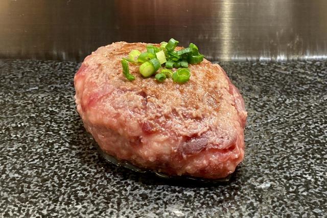 A5ランクの国産黒毛和牛100％の「特選和牛ハンバーグ」120g