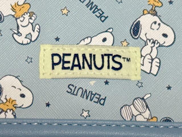 フロントには「PESNUTS」のロゴタグつき