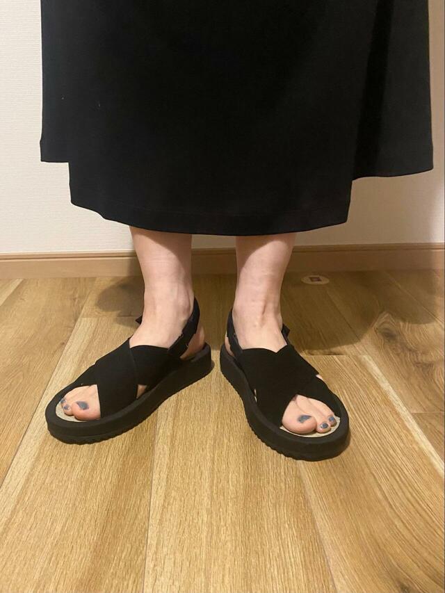 【無印良品 イ草サンダル】甲の牛床革は最初ややタイトに感じることも。でも履き込むほどに足に馴染み、“自分だけの一足”に育ちます◎