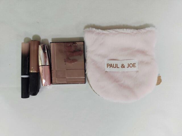 リップ、アイシャドゥ、眉毛マスカラなどが入った