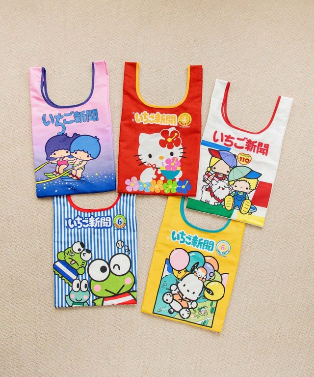 【LOWRYS FARM「いちご新聞」コラボレーション】「【いちご新聞】エコBAG」1,690円/エコバッグを使わない時は、付属のゴムで畳める仕様