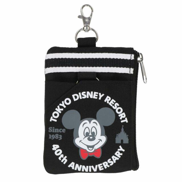パスケース 〈CONVERSE〉|価格:3,000円|サイズ:(本体)縦約13×横約10cm|東京ディズニーリゾート40周年“ドリームゴーラウンド”「CONVERSE」プロデュースグッズ|発売日:2023年7月10日(月)|販売店舗:東京ディズニーランド「ギャグファクトリー/ファイブ・アンド・ダイム」、東京ディズニーシー「スチームボート・ミッキーズ」