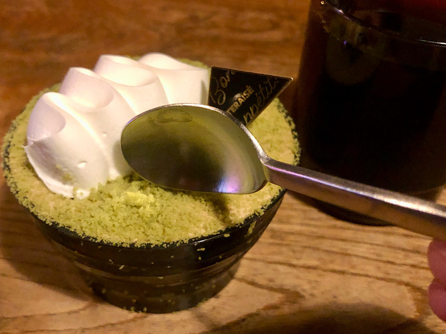 【シャトレーゼ　濃茶のショコラデザート】スポンジやクリーム、粒餡など、さまざまな食感と味わいを楽しめます