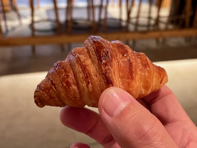 【モアザン タパス ラウンジ】ランチビュッフェ用に焼いている、手のひらサイズのクロワッサン