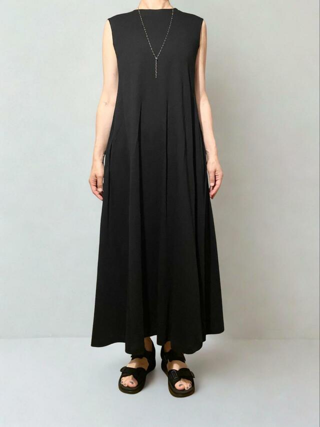 【無印良品　涼感ＵＶカットスリーブレスワンピース】すっきりとしたAラインシルエット。足さばきも気にならず、歩きやすい丈感です♪