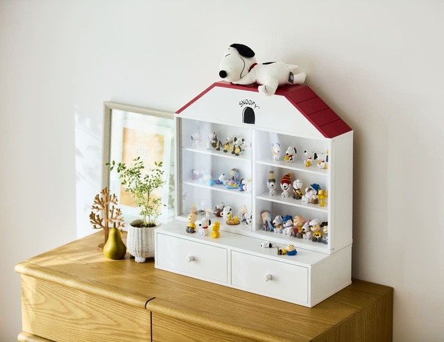 【スヌーピー×ベルメゾン「コレクション収納ラック『スヌーピー』」】 ※ディスプレイしているぬいぐるみ・フィギュアは株式会社タカラトミーアーツの商品です。