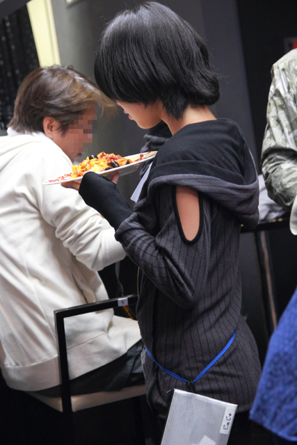 密着感&光沢感満載の「競泳水着カフェ」のコスプレ美女たち