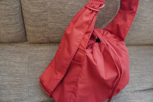 伸ばしたストラップがアクセントにもなる