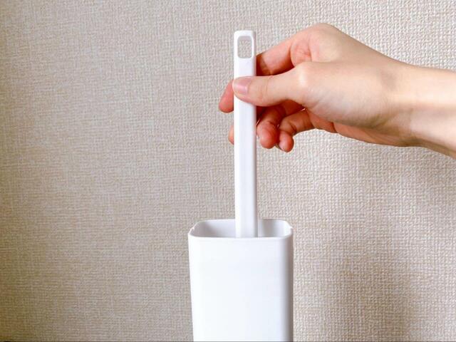 【カインズ ホコリがよく取れる洗わないモップ】モップをケースに差し込むだけで、ついたホコリが取り除けます!