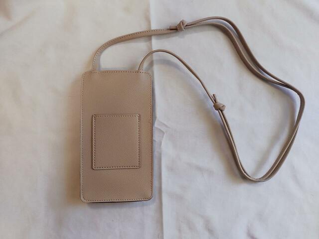 交通系ICカードなどが入るポケットつき