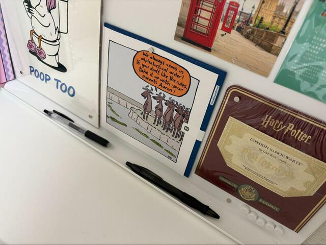 【山崎実業 tower デスク横 トレー付きスチールパネル】パネル下のフチ付きトレーも地味に便利!ペンや消しゴムなどの小物をサッと収納できます