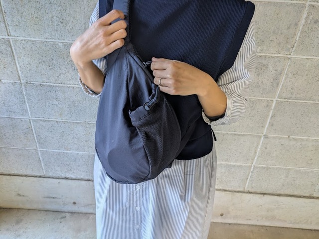 【GU スリングショルダーバッグ】前掛けで使っても全くダサくない、なかなかないデザインだと思います◎