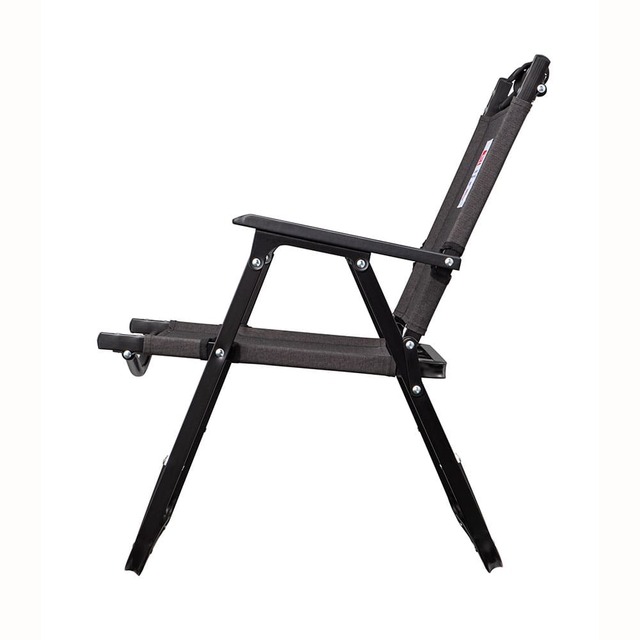 【コールマン / ファイヤーサイドフォールディングチェア（ヘザーブラック）】肌触りの良い天然木を使用したアームレストがリラックスできる座り心地をサポート