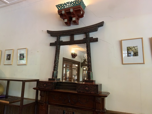 彫刻の鳥居付き鏡