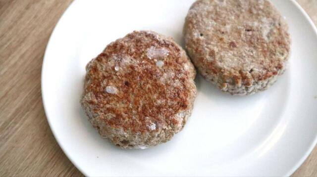 【ローソンストア100  ハンバーグ（2個入）】原材料のメインは鶏肉ですが、牛肉もちゃんと入っています