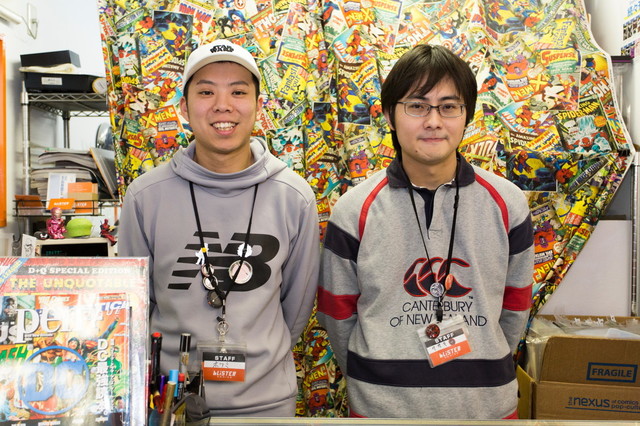 店長の佐々木さん（右）と、スタッフの佐藤さん（左）　ブリスターコミックス