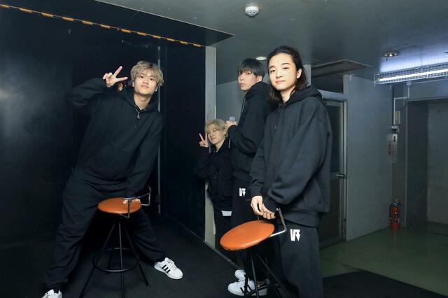 ステージで使う椅子を用意!(KOSUKE、KAITO、TOMOKI、MIZUKI)