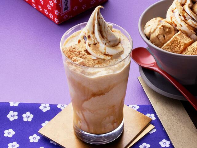 「桔梗信玄餅 わらびもち入り黒みつきな粉スムージー」＜Sサイズ　590円（税込）＞【「サンマルクカフェ×桔梗信玄餅」が初コラボ】