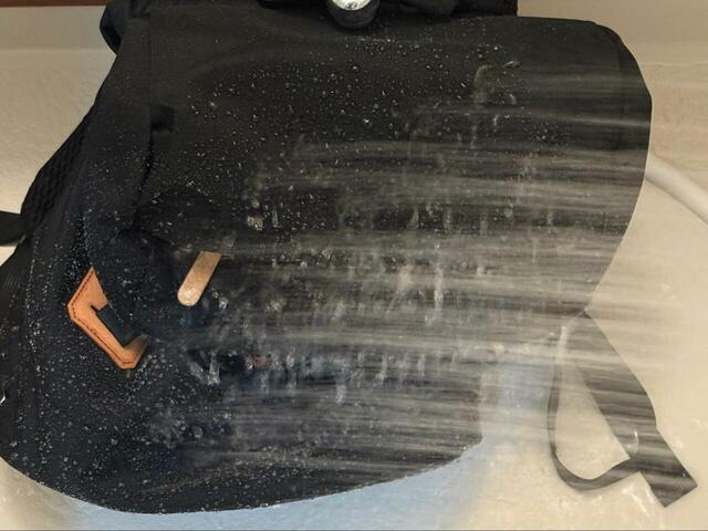 【ワークマン 汚れが落ちやすいカジュアルデイバッグ】撥水加工付き。5秒ほど水をかけても中身はまったく濡れていませんでした!