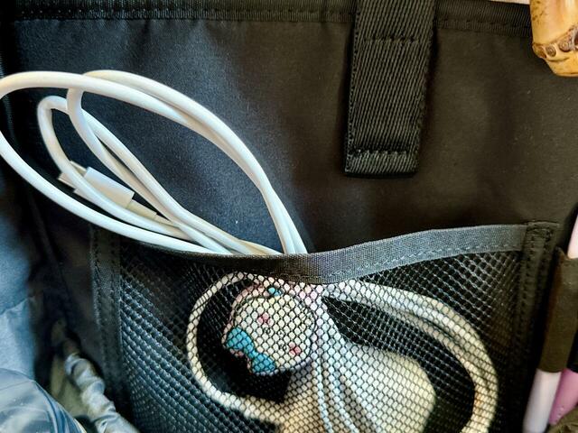 メッシュポケットにはノートPCの充電器を収納