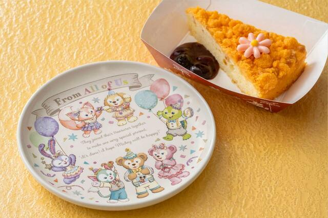 オレンジチーズケーキ、スーベニアプレート付き 1,070円|「ダッフィー&フレンズのフロム・オール・オブ・アス」スーベニア付きメニュー|東京ディズニーリゾート40周年“ドリームゴーラウンド”|発売日:2023年4月13日(木)|販売店舗:東京ディズニーシー「ケープコッド・クックオフ」