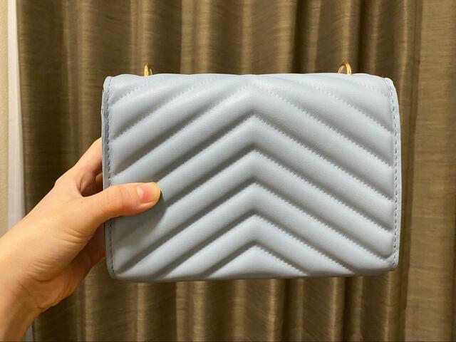 【SHEIN⠀ミニ シェブロン キルティング フラップ スクエアバッグ】もちろん裏側にもキルティングのデザイン