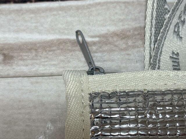 ファスナーで開閉する仕様