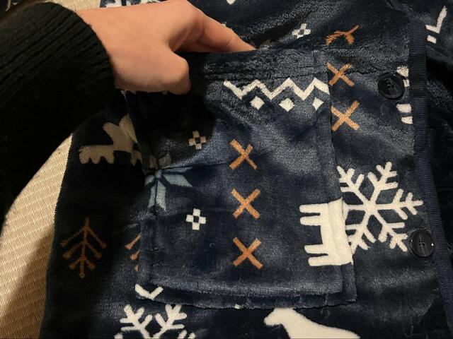 【ファッションセンターしまむら　着る毛布SUPER PREMIUM】ポケット付きなので、スマホが持ち運べて便利