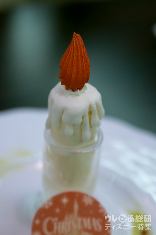グラン・マニエのパルフェと 柚子風味のホワイトチョコレートムース ピスタチオのマイクロウェーブスポンジ|“クリスマス・ファンタジー”ディナーコース ユールタイド 15,430円|東京ディズニーランドホテル「カンナ」