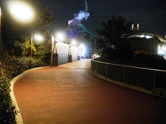 ロストリバーデルタからエレクトリックレールウェイ乗り場へ。©Disney